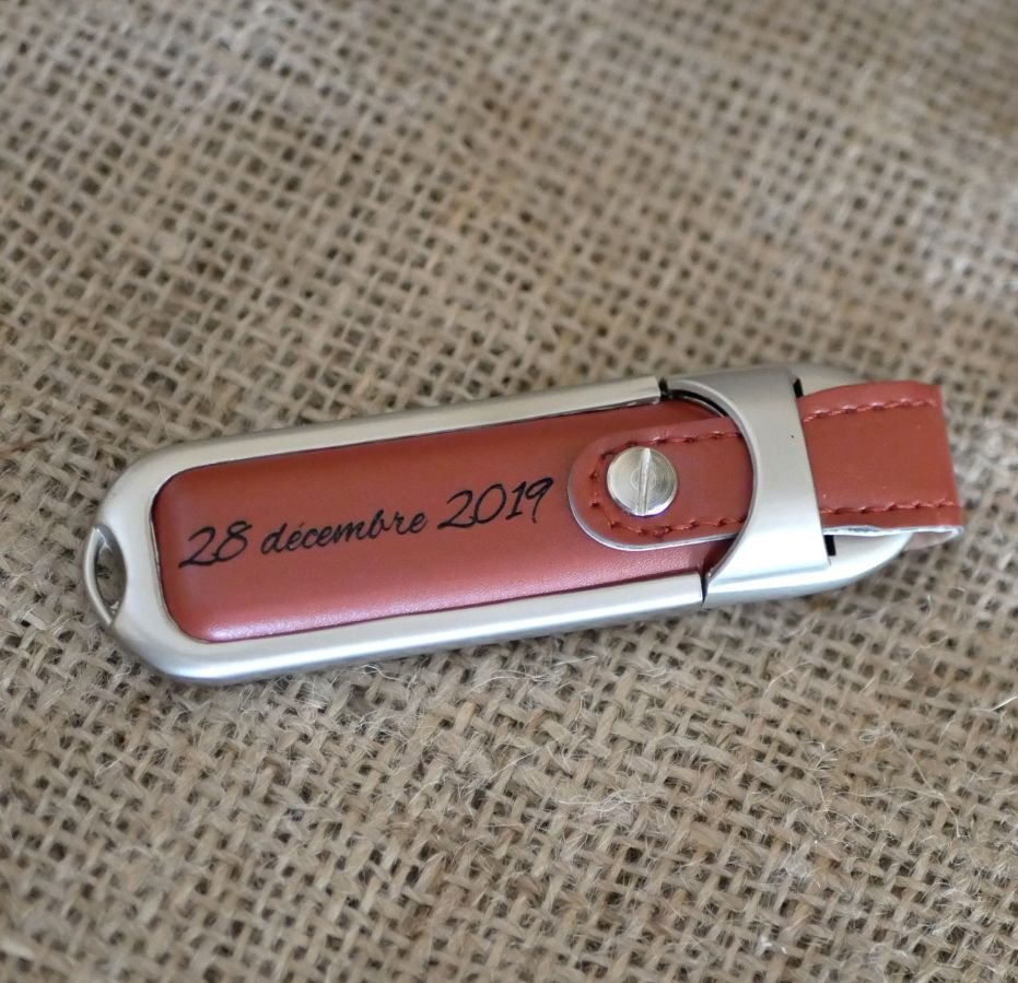 32 GB USB-nøkkel i brunt læretui som kan personaliseres