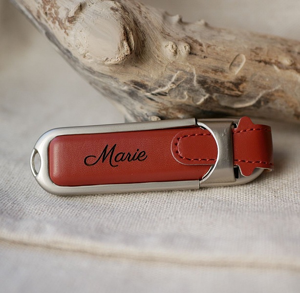 32 GB USB-n&oslash;kkel i brunt l&aelig;retui som kan personaliseres