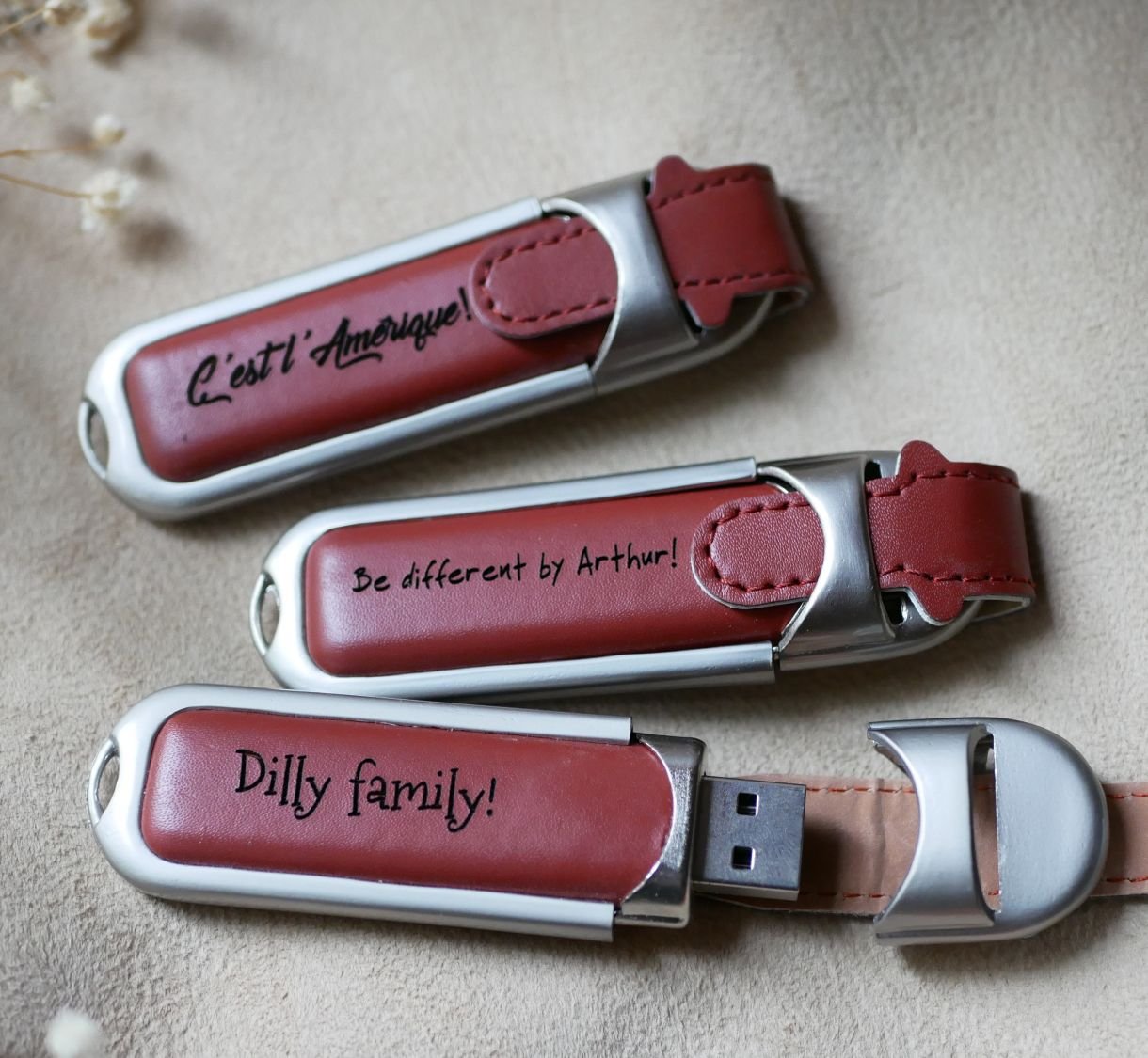 32 GB USB-nøkkel i brunt læretui som kan personaliseres