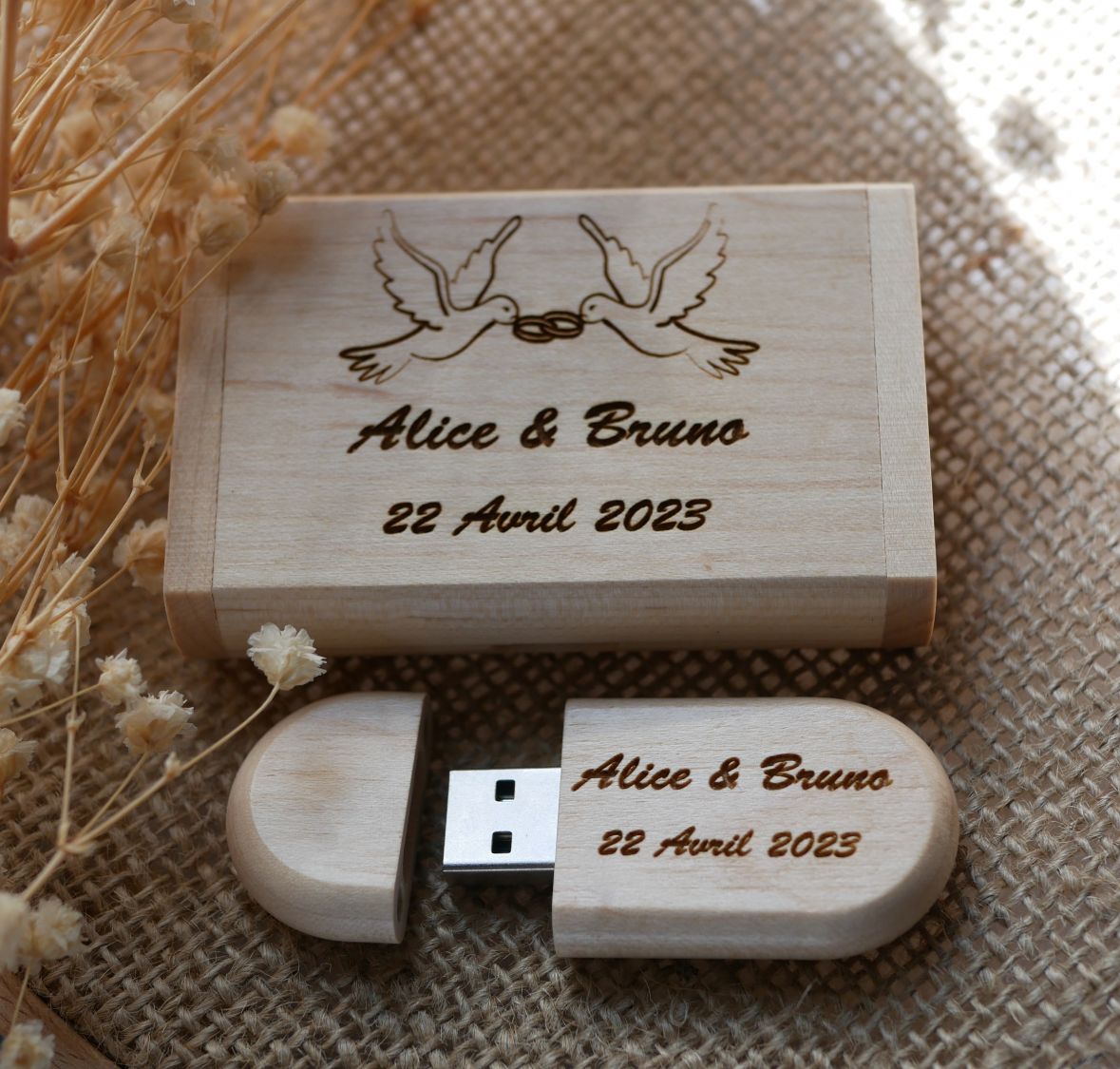 64 GB 3.0 USB-minnepinne i et spesialtilpasset etui av lyst lønnetre