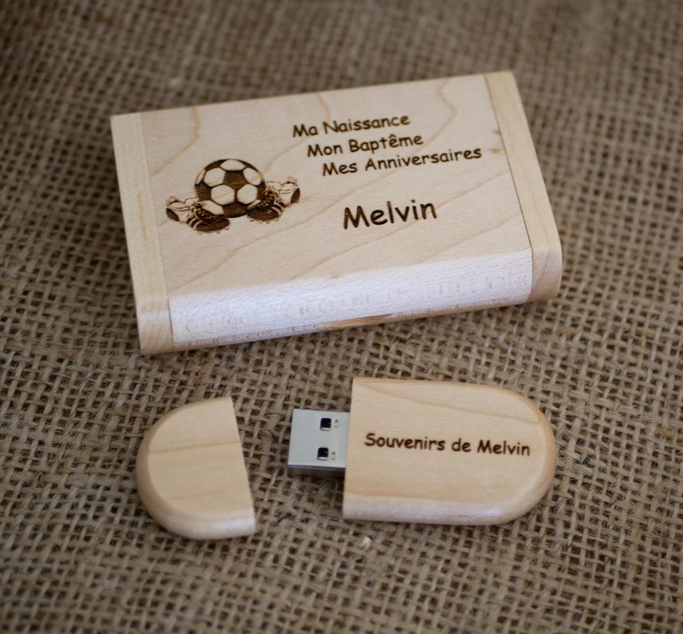 64 GB 3.0 USB-minnepinne i et spesialtilpasset etui av lyst lønnetre