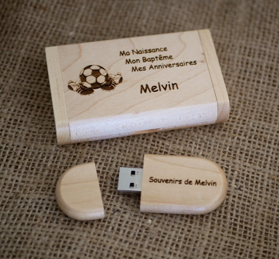 64 GB 3.0 USB-minnepinne i et spesialtilpasset etui av lyst lønnetre