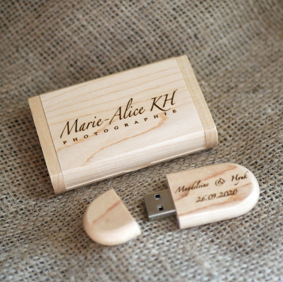 64 GB 3.0 USB-minnepinne i et spesialtilpasset etui av lyst lønnetre
