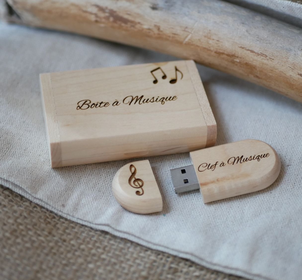 64 GB 3.0 USB-minnepinne i et spesialtilpasset etui av lyst lønnetre