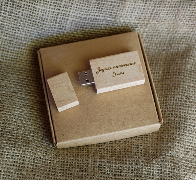 32 GB USB-n&oslash;kkel i tre, rektangul&aelig;r, som kan personaliseres med gravering.