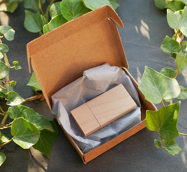 32 GB USB-n&oslash;kkel i tre, rektangul&aelig;r, som kan personaliseres med gravering.