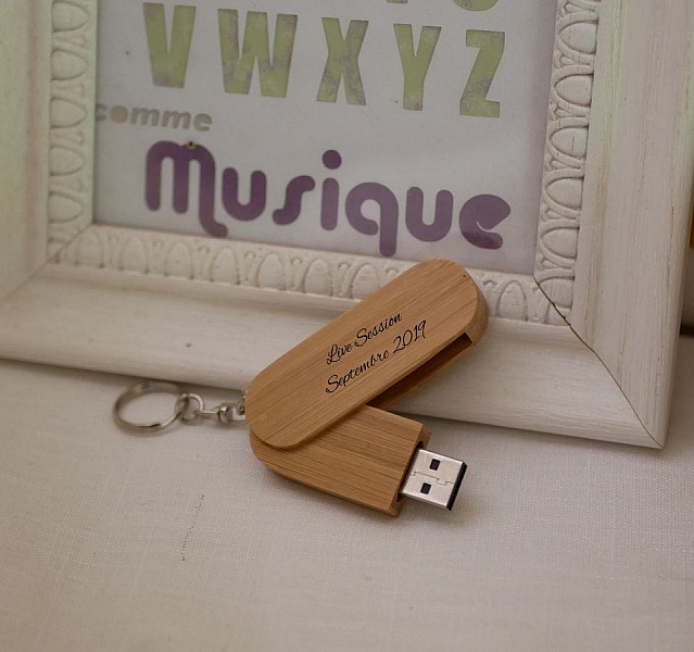 32 GB USB-n&oslash;kkelring i bambus som kan graveres og personaliseres