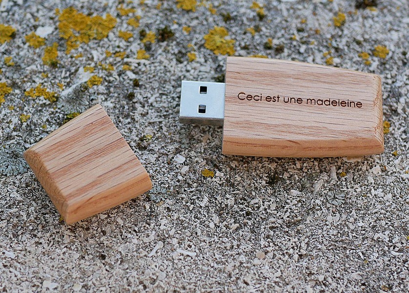 USB-n&oslash;kkel i tre som skal personaliseres ved gravering
