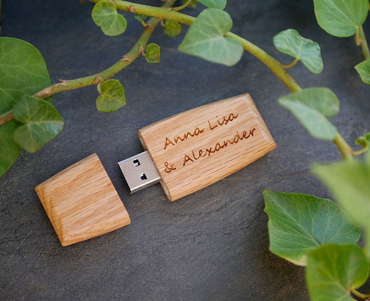 USB-n&oslash;kkel i tre som skal personaliseres ved gravering