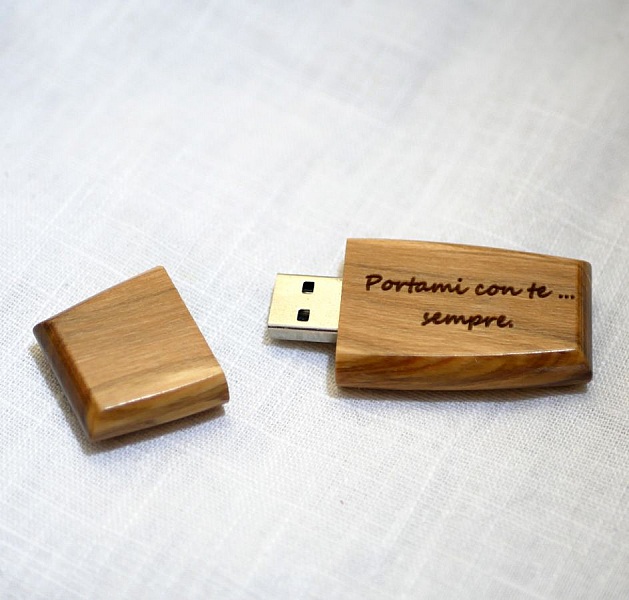 USB-n&oslash;kkel i tre som skal personaliseres ved gravering