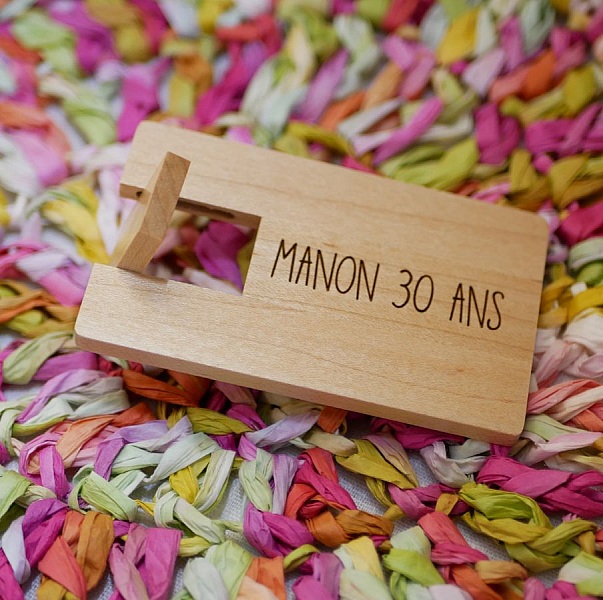 USB-n&oslash;kkel gravert l&oslash;nnetre kort for &aring; personalisere