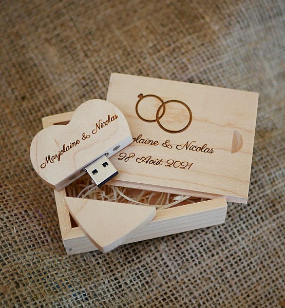 32 GB hjerte USB-minnepinne i en lys treboks