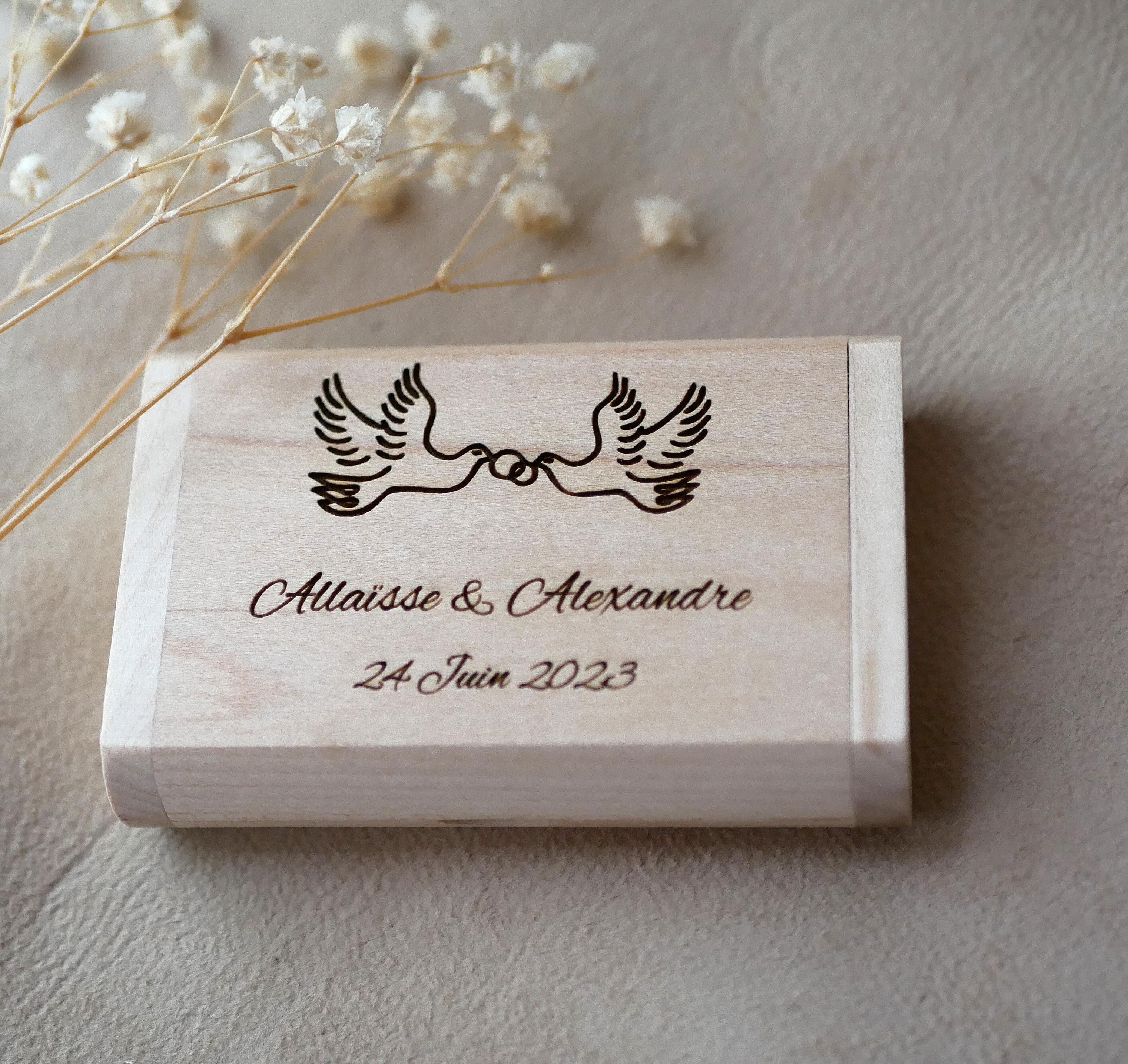 32 GB 2.0 USB-minnepinne med gravering i etui av l&oslash;nnetre