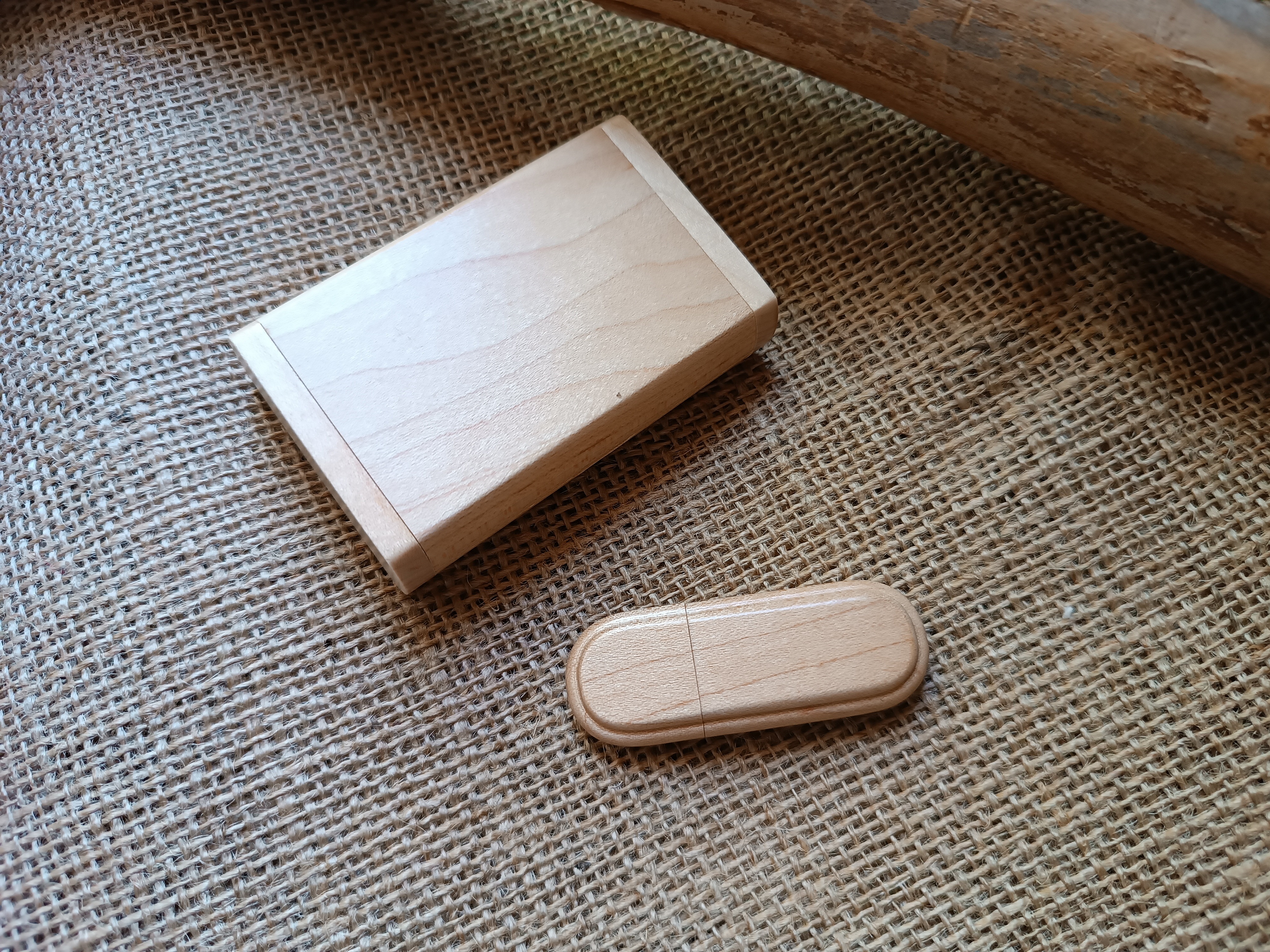 32 GB 2.0 USB-minnepinne med gravering i etui av l&oslash;nnetre