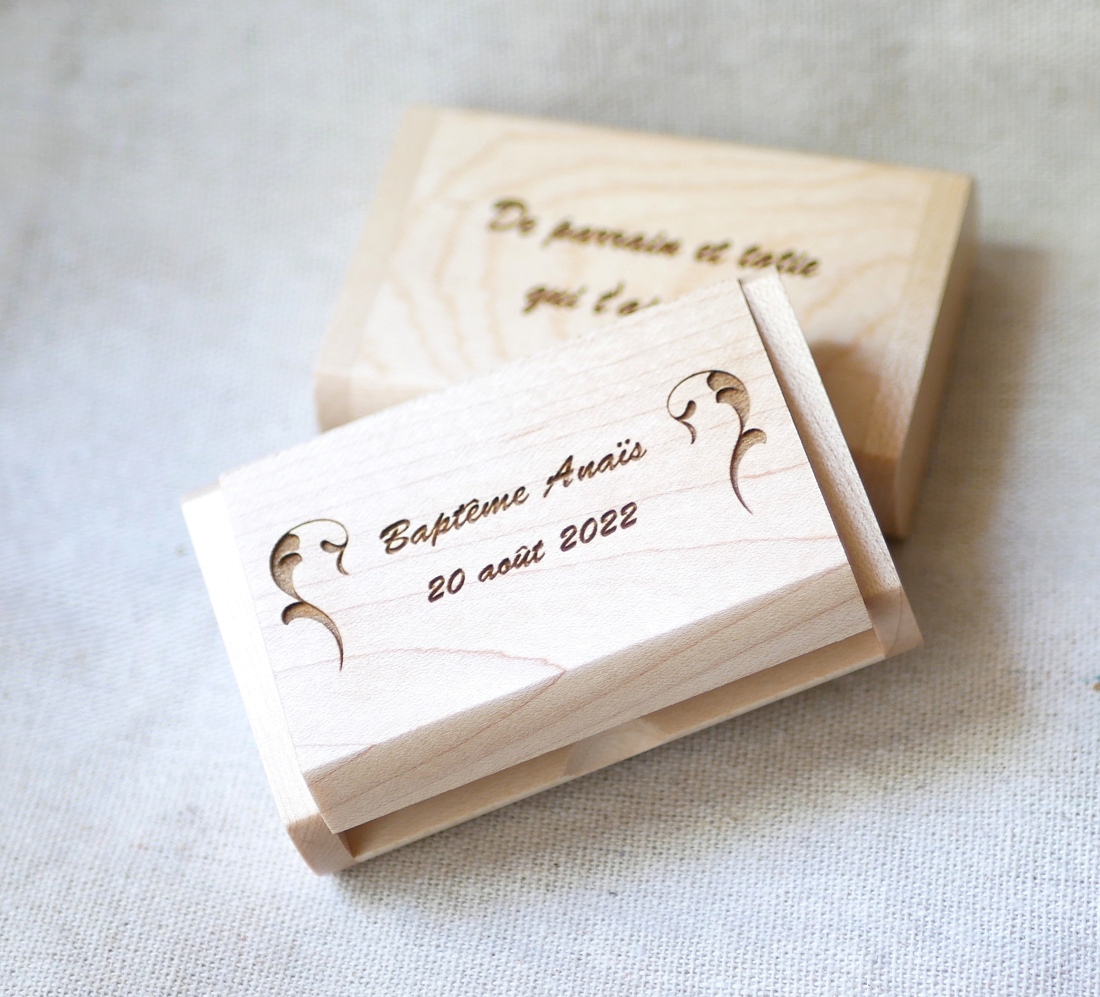 32 GB 2.0 USB-minnepinne med gravering i etui av l&oslash;nnetre