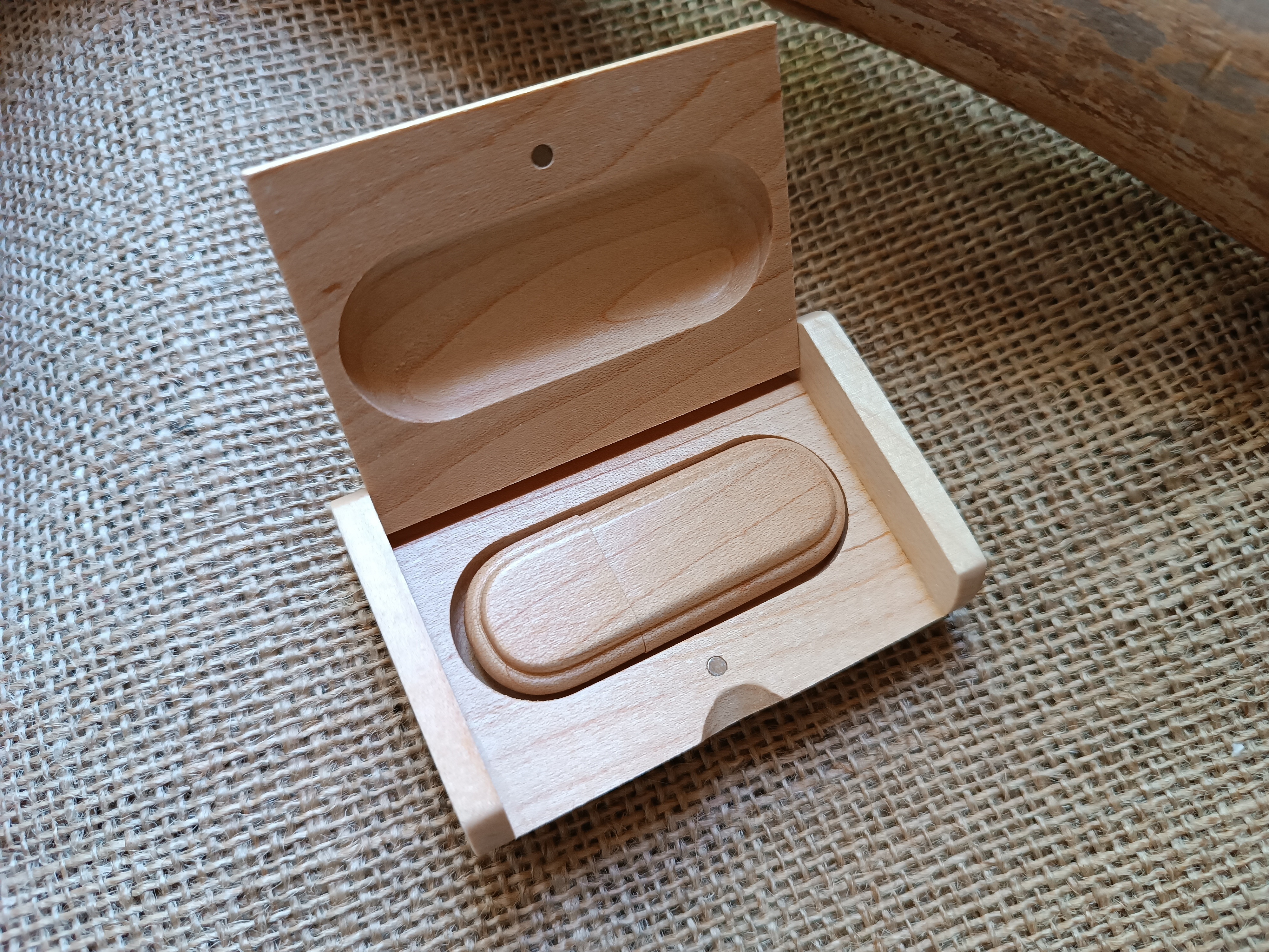 32 GB 2.0 USB-minnepinne med gravering i etui av l&oslash;nnetre