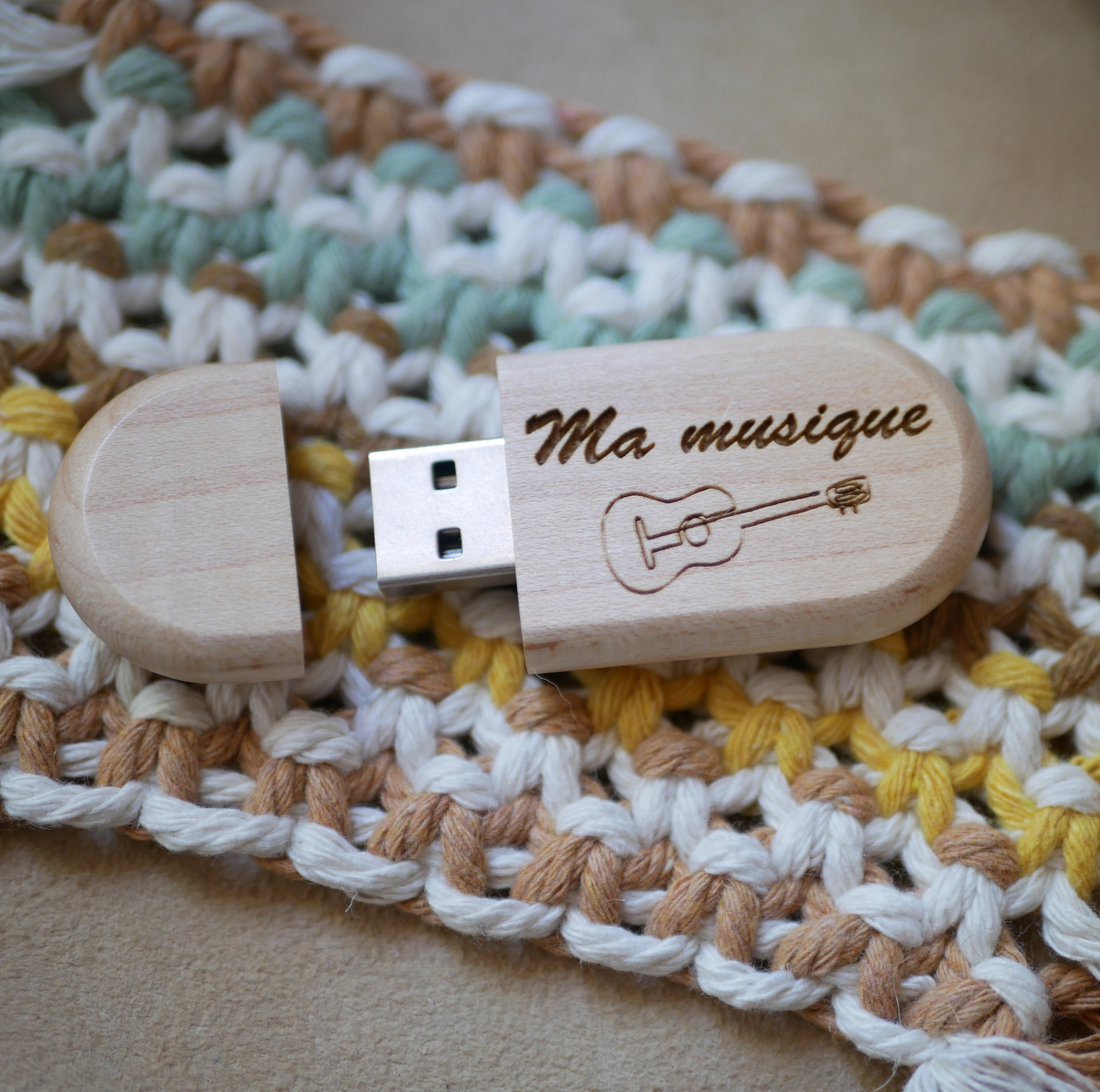 Oval USB-nøkkel som kan personaliseres med gravering, valg av treverk.