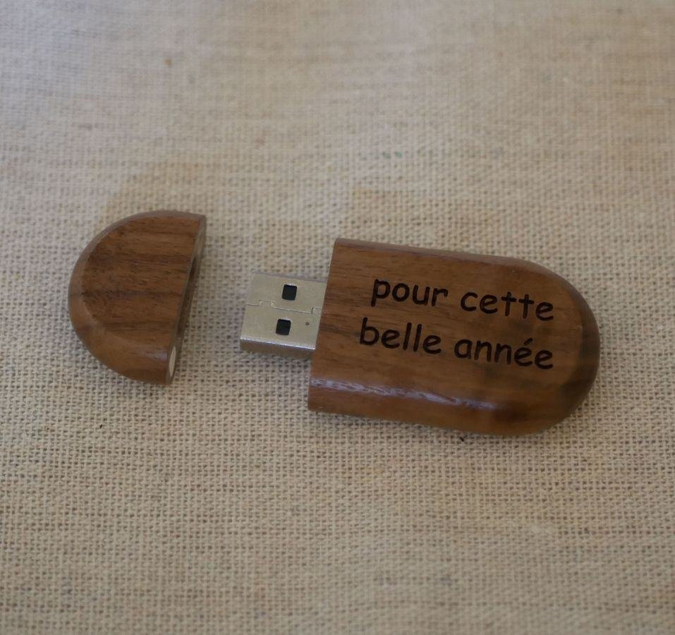 Oval USB-nøkkel som kan personaliseres med gravering, valg av treverk.