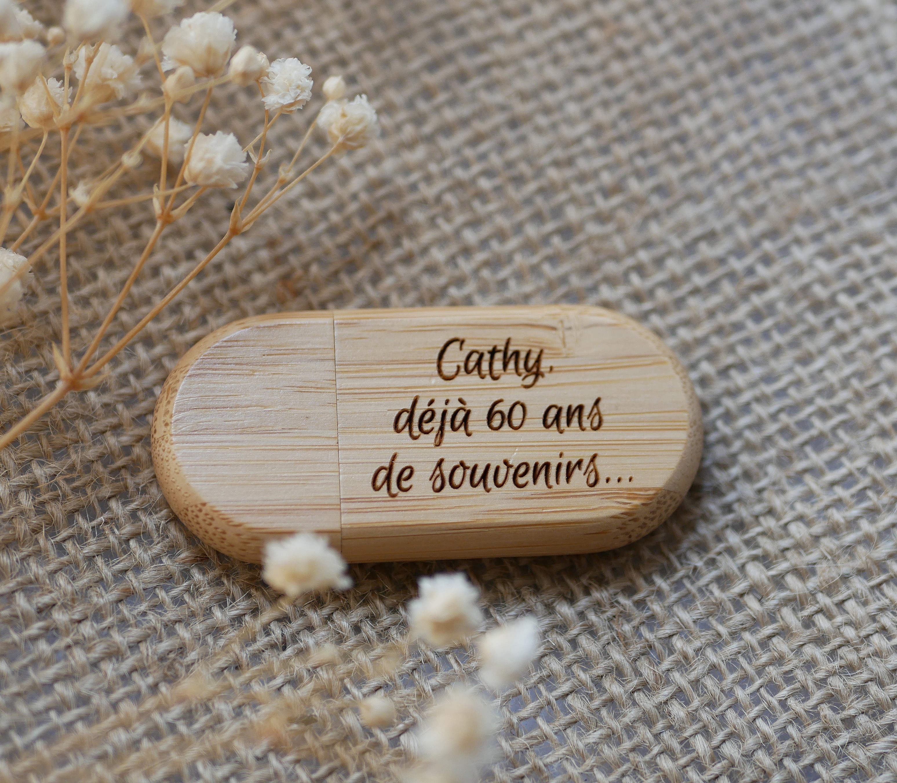 Oval USB-n&oslash;kkel som kan personaliseres med gravering, valg av treverk.