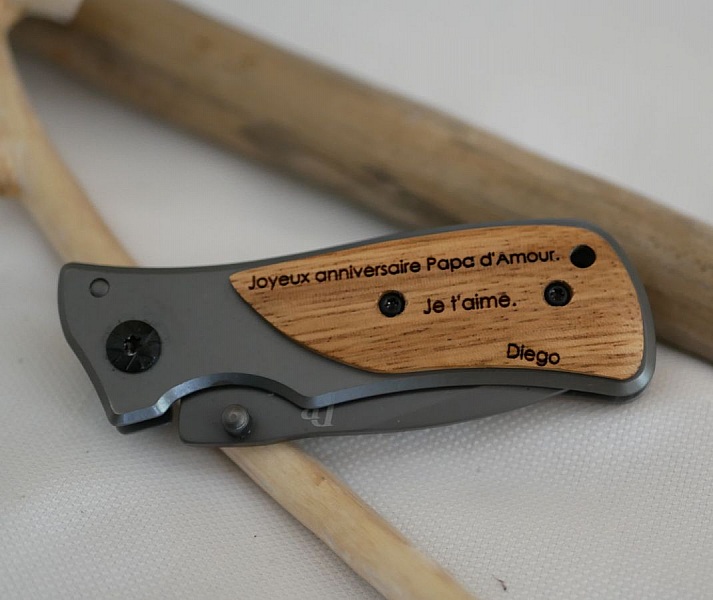 Sammenleggbar lommekniv med gravert treh&aring;ndtak