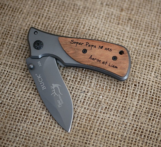 Sammenleggbar lommekniv med gravert treh&aring;ndtak