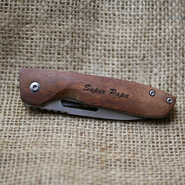 Kniv med gravert treh&aring;ndtak for &aring; personalisere