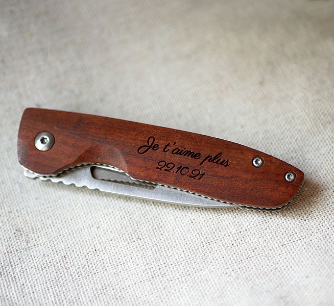 Kniv med gravert treh&aring;ndtak for &aring; personalisere