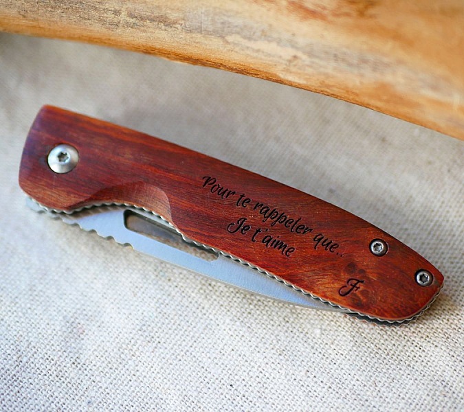 Kniv med gravert treh&aring;ndtak for &aring; personalisere