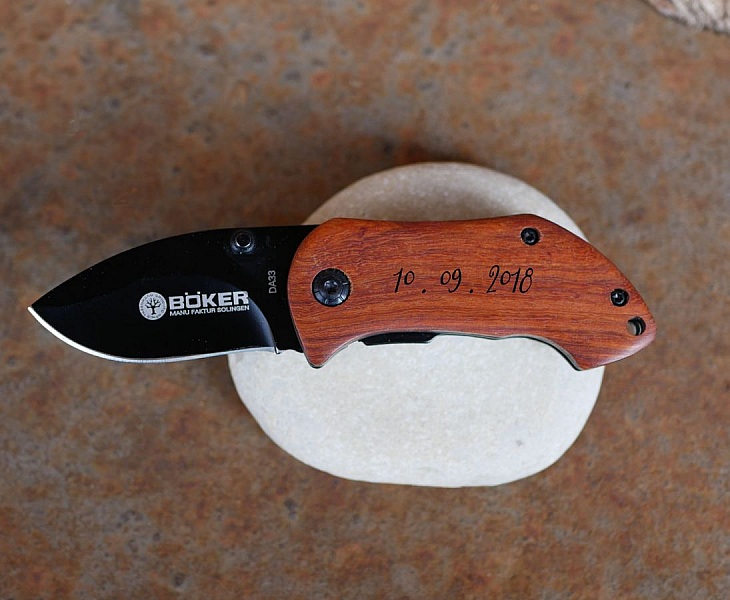 Liten kniv med treh&aring;ndtak som skal inngraveres