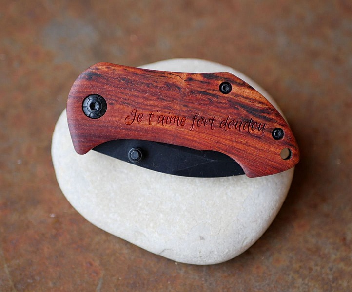 Liten kniv med treh&aring;ndtak som skal inngraveres