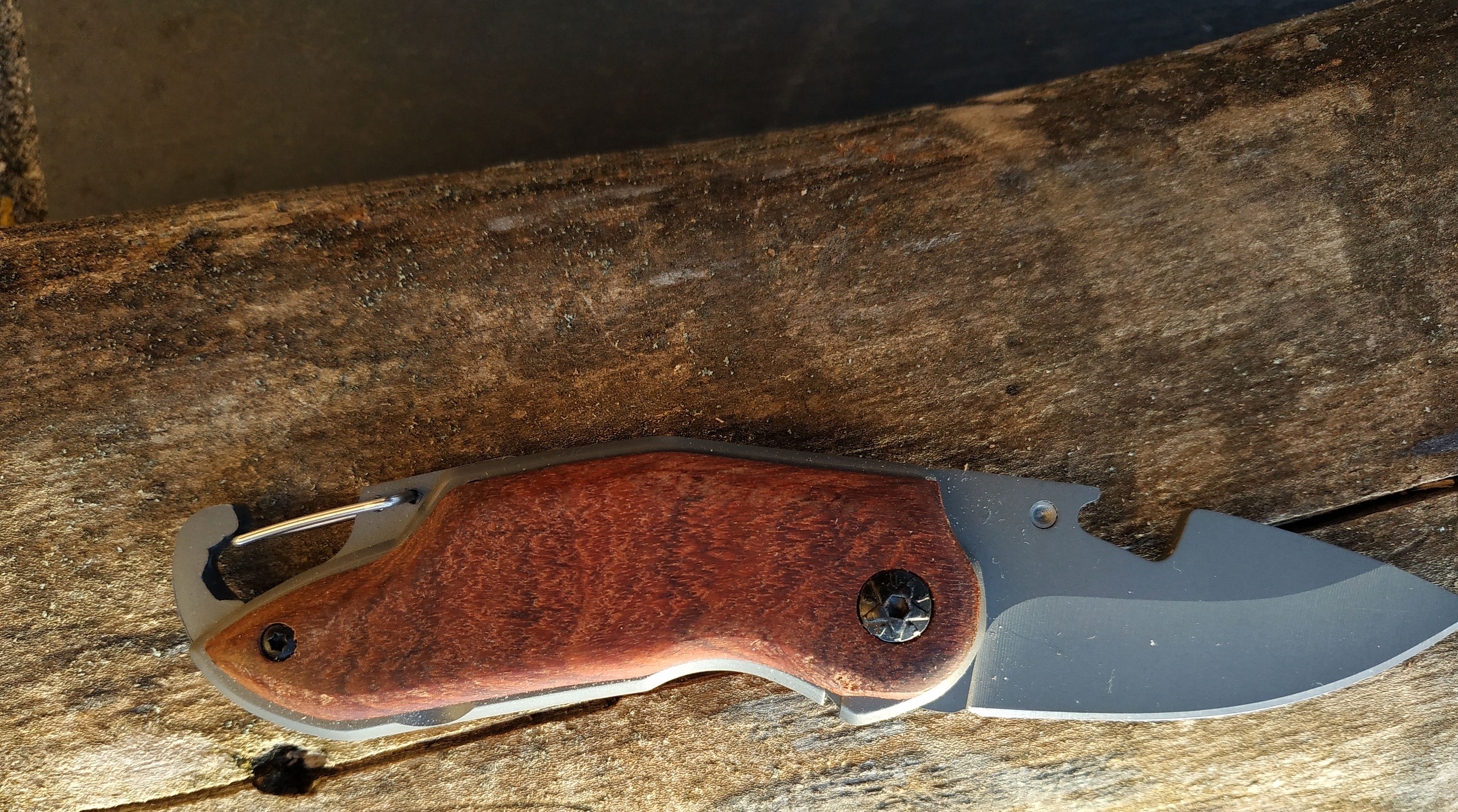 Sammenleggbar lommekniv, h&aring;ndtak i tre med gravering