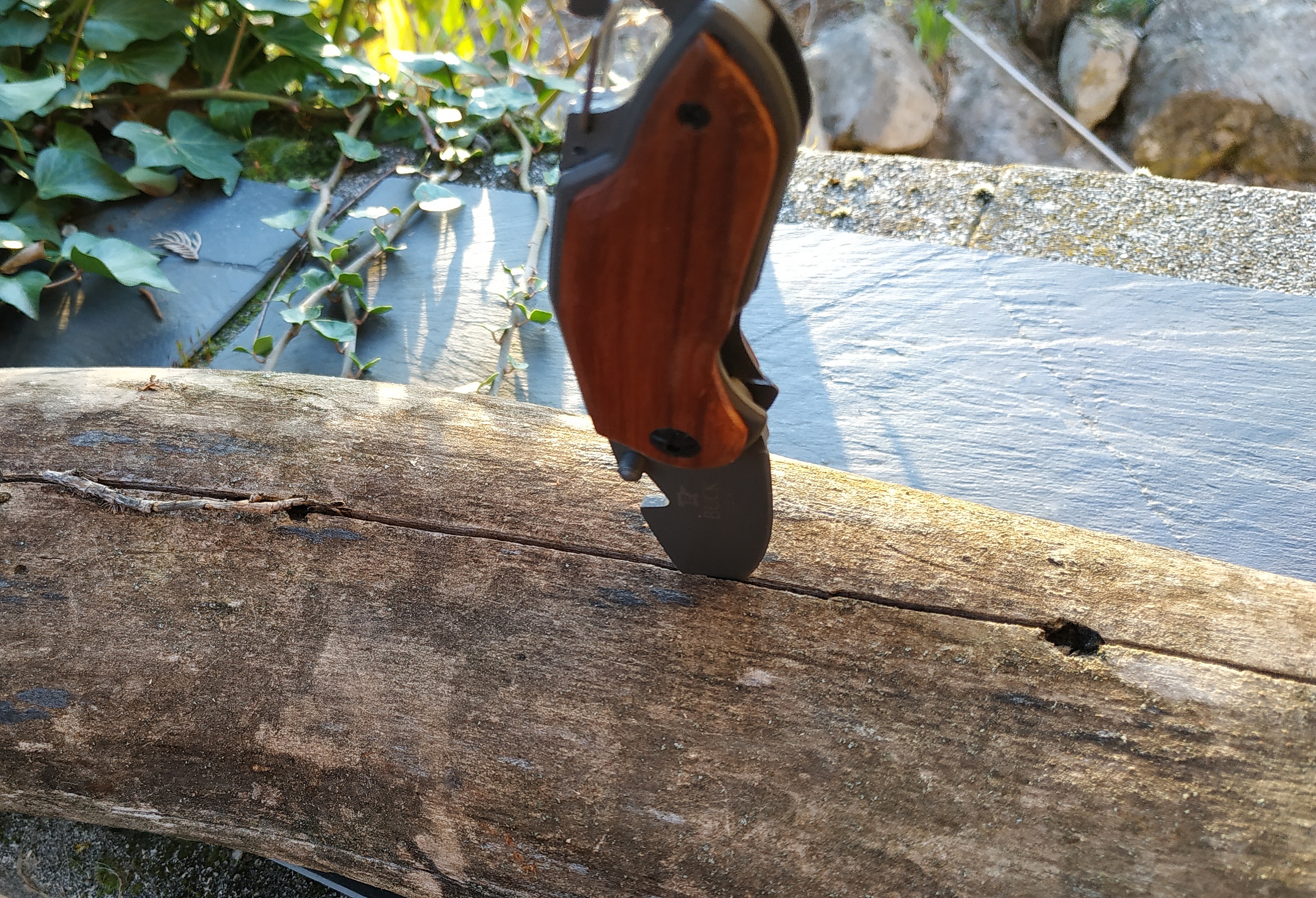 Sammenleggbar lommekniv, h&aring;ndtak i tre med gravering