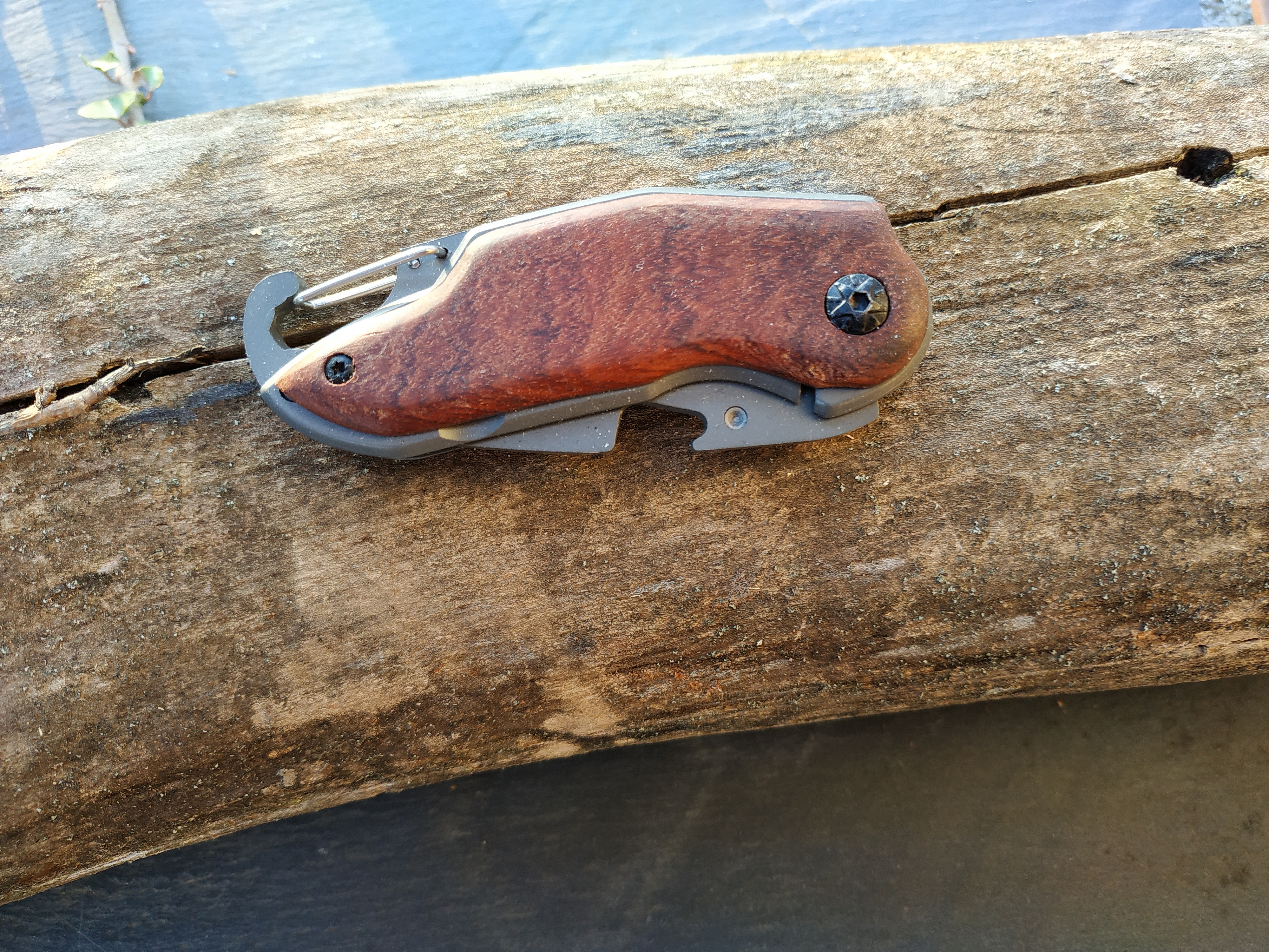 Sammenleggbar lommekniv, h&aring;ndtak i tre med gravering