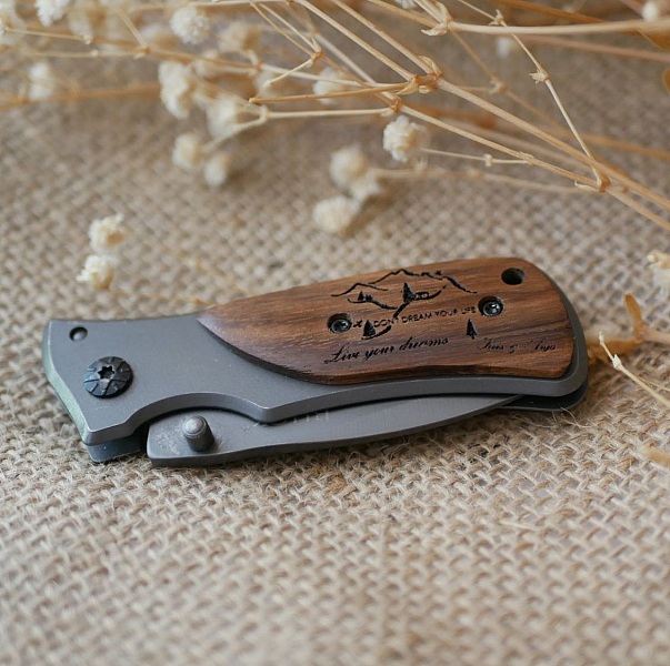 Sammenleggbar lommekniv med gravert treh&aring;ndtak