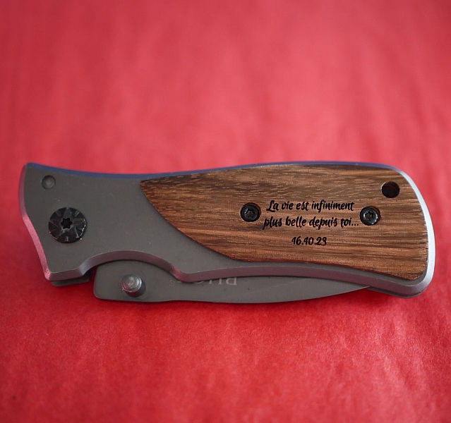 Sammenleggbar lommekniv med gravert treh&aring;ndtak