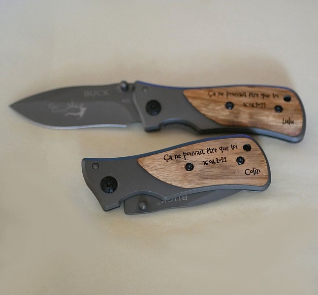 Sammenleggbar lommekniv med gravert treh&aring;ndtak