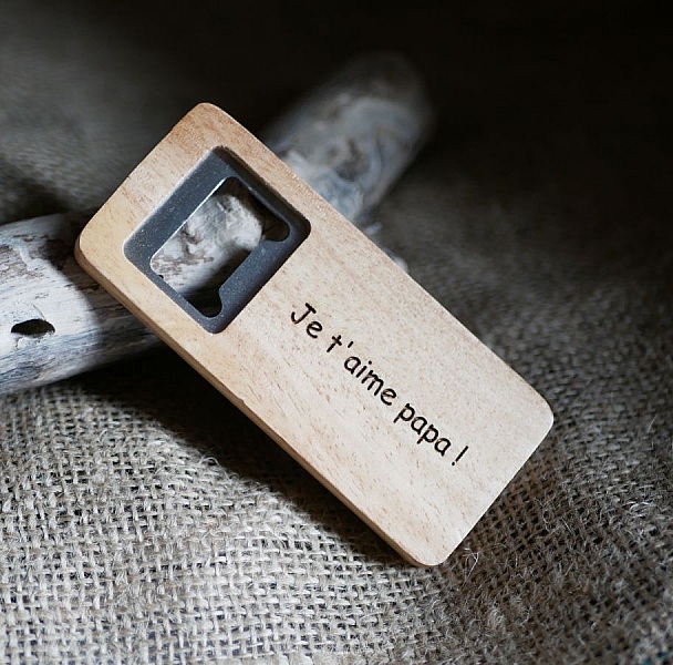 Flaske&aring;pner i tre for &aring; personliggj&oslash;re, bryllupsgave 