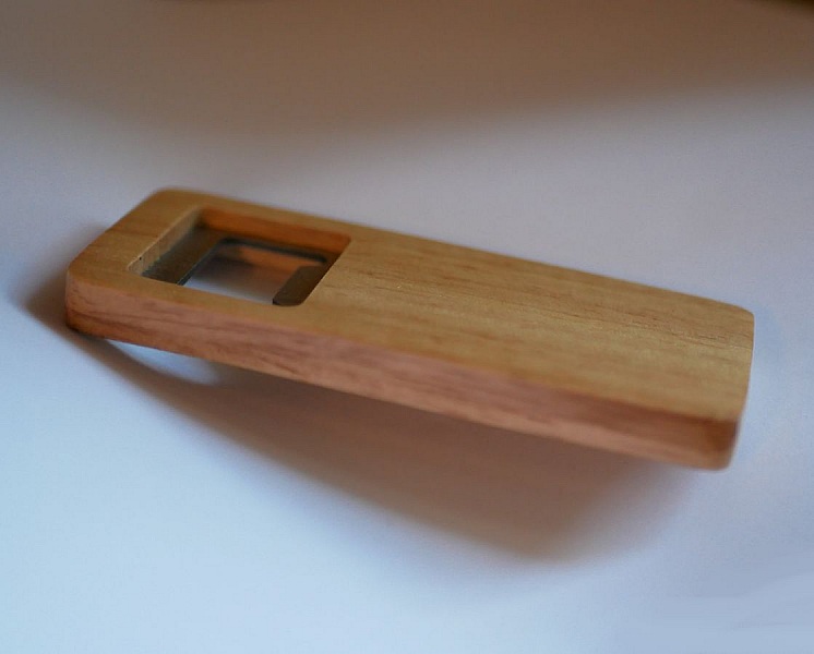 Flaske&aring;pner i tre for &aring; personliggj&oslash;re, bryllupsgave 