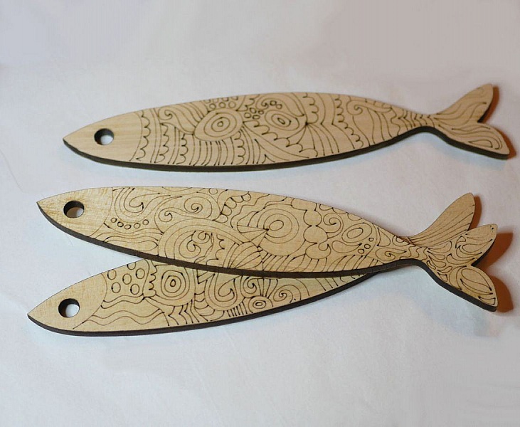 Veggdekorasjon Sardiner i tre gravert for &aring; bli malt 