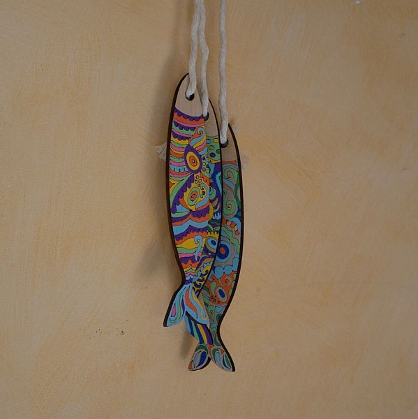 Veggdekorasjon Sardiner i tre gravert for &aring; bli malt 