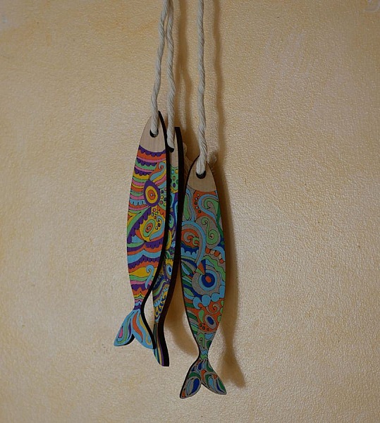 Veggdekorasjon Sardiner i tre gravert for &aring; bli malt 