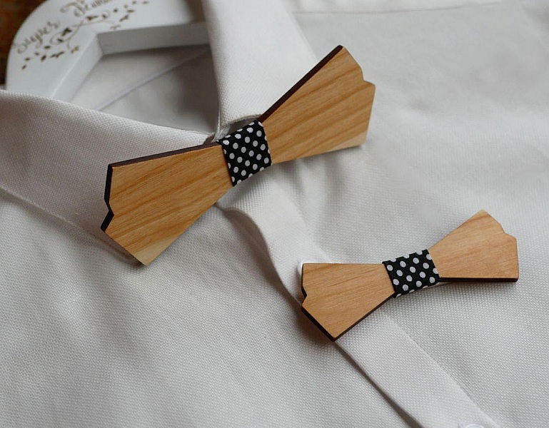 Sl&oslash;yfesett i tre for menn og brosjesett for kvinner for &aring; personalisere
