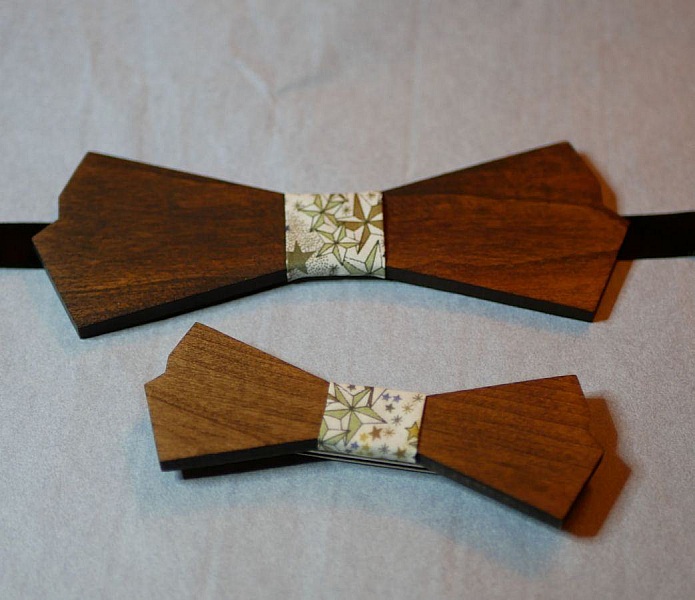 Sl&oslash;yfesett i tre for menn og brosjesett for kvinner for &aring; personalisere