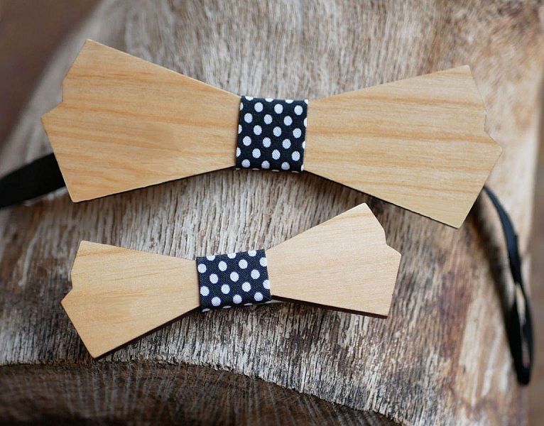 Sl&oslash;yfesett i tre for menn og brosjesett for kvinner for &aring; personalisere