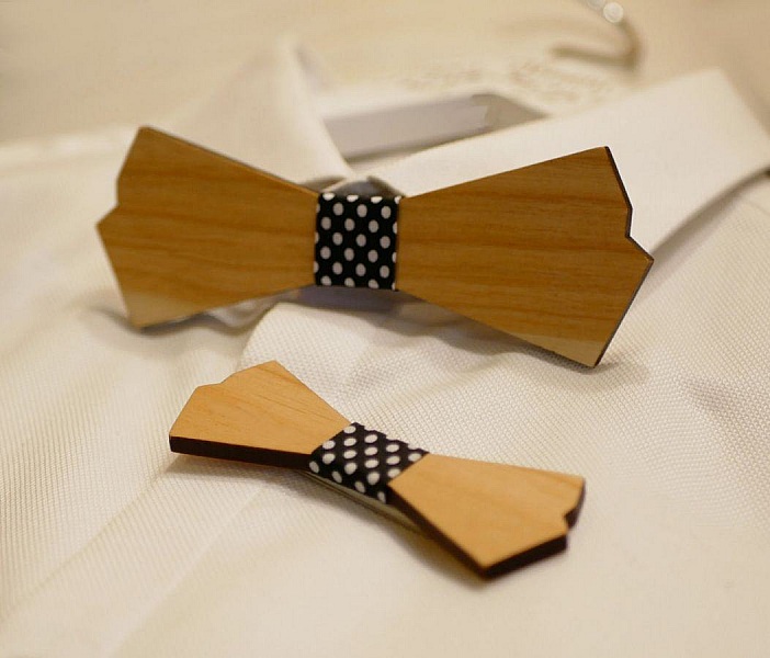 Sl&oslash;yfesett i tre for menn og brosjesett for kvinner for &aring; personalisere