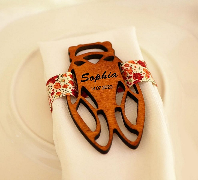 5 bordkort i tre fra Cicada, som du kan personliggj&oslash;re med navnet ditt