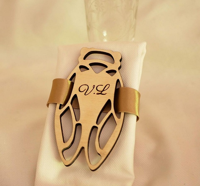 5 bordkort i tre fra Cicada, som du kan personliggj&oslash;re med navnet ditt