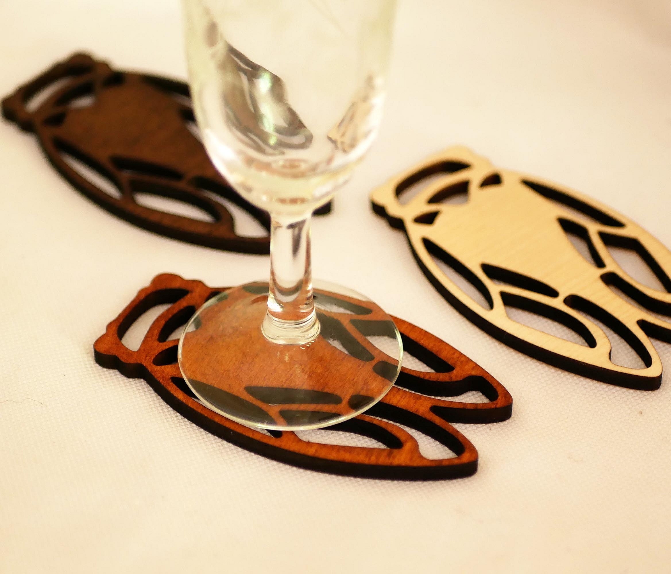 5 bordkort i tre fra Cicada, som du kan personliggj&oslash;re med navnet ditt