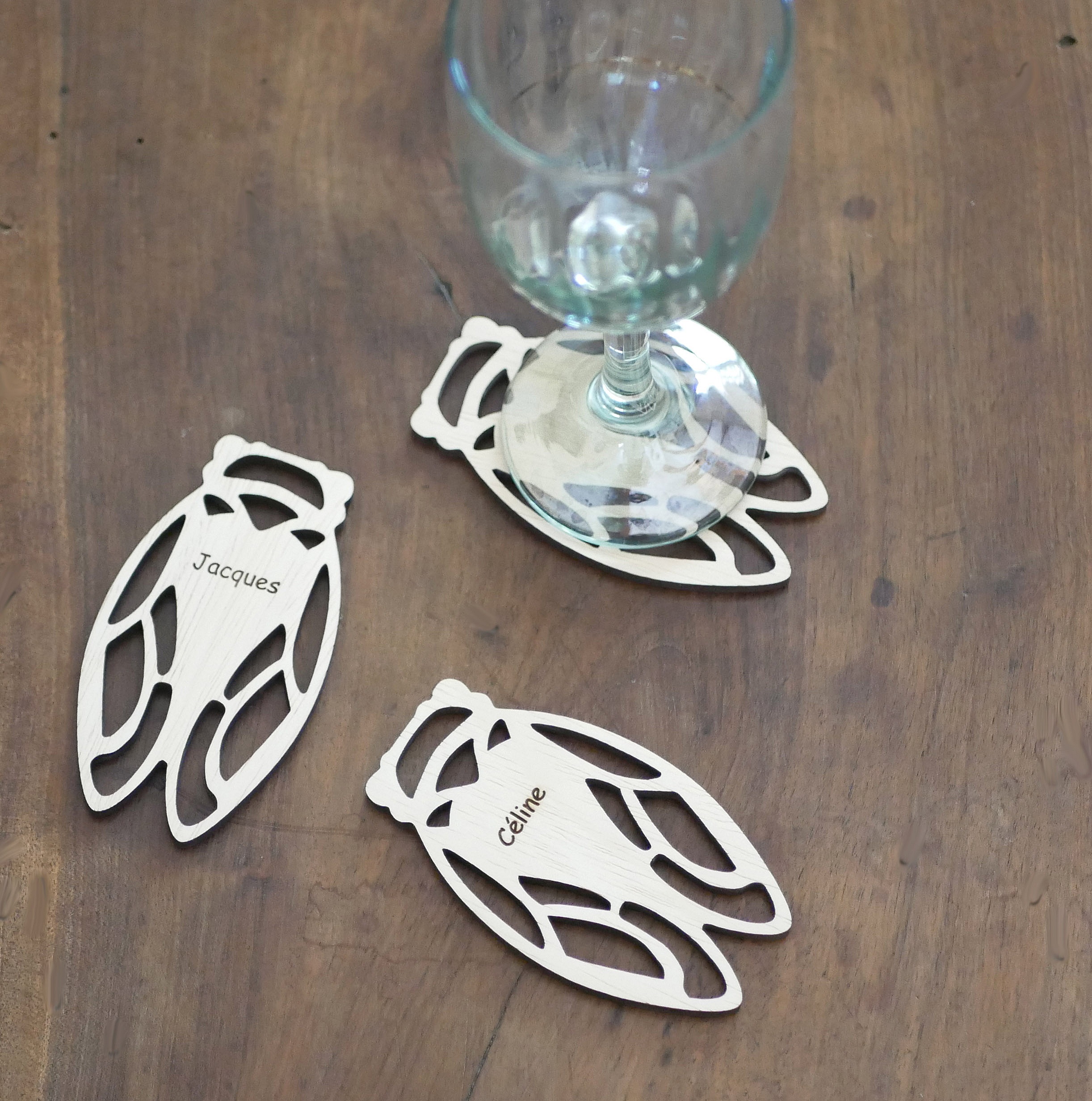 5 bordkort i tre fra Cicada, som du kan personliggj&oslash;re med navnet ditt