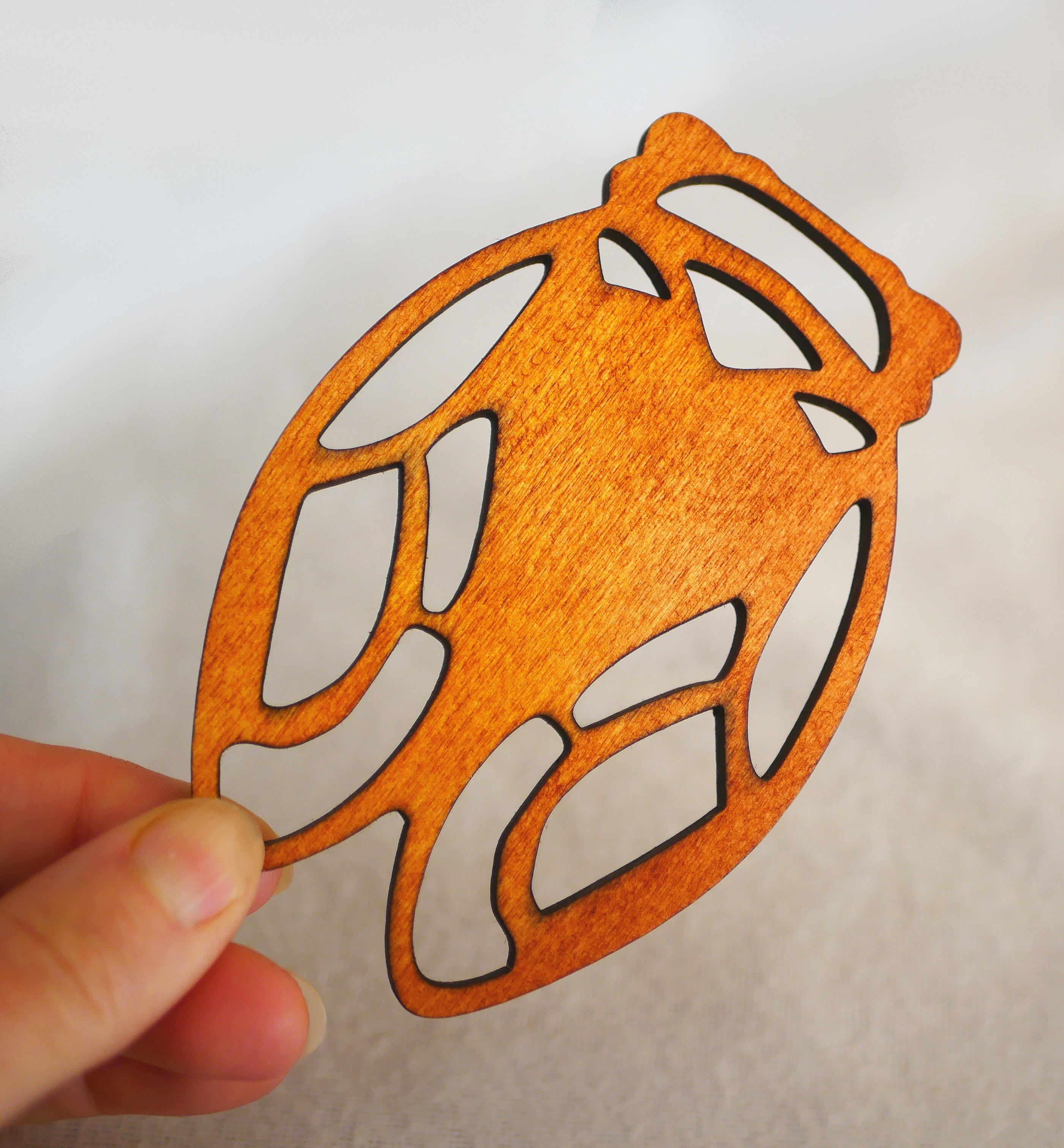 5 bordkort i tre fra Cicada, som du kan personliggj&oslash;re med navnet ditt